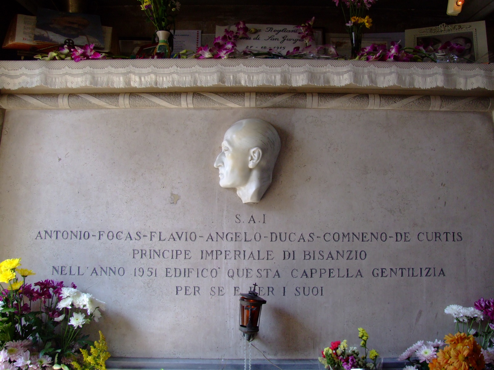 Cimitero di Santa Maria del Pianto tomba totò